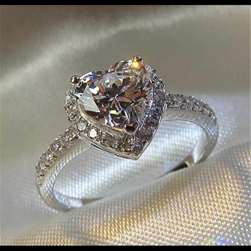 White Heart cut silver cubic zirconia ring - Picture 3 of 7